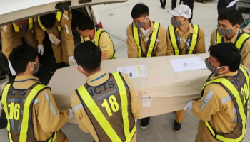 نقل إحدى الجثث من الطائرة لسيارة الإسعاف