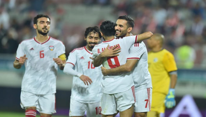 جابر يحتفل مع زملائه بالفوز على اليمن