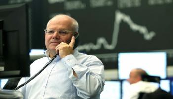 متداول يعمل في بورصة فرانكفورت - رويترز