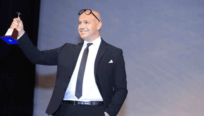 بيلي زين يتسلم جائزة التكريم