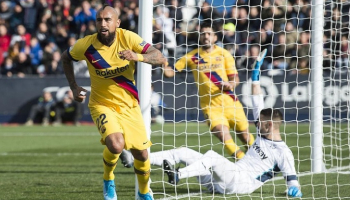 أرتورو فيدال لاعب وسط برشلونة