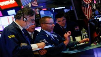 متعاملون أثناء التداول في بورصة نيويورك- رويترز
