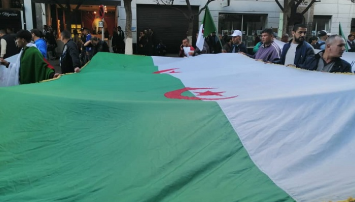 مظاهرة بالجزائر مؤيدة للانتخابات ورافضة للتدخل الأجنبي