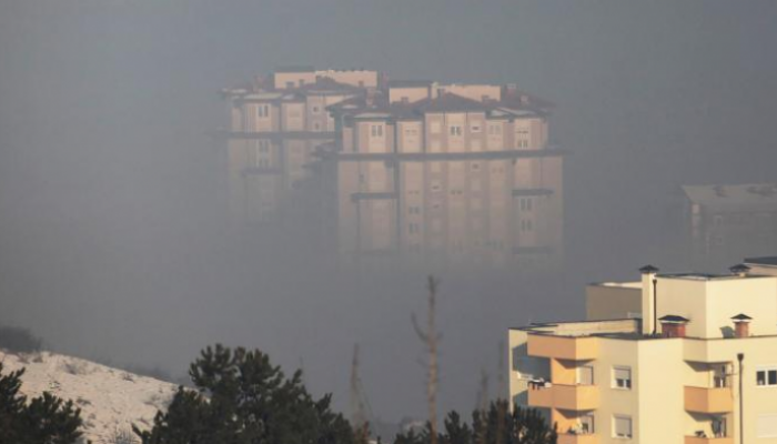 سحب دخان كثيفة في إحدى ضواحي طهران بسبب التلوث - رويترز