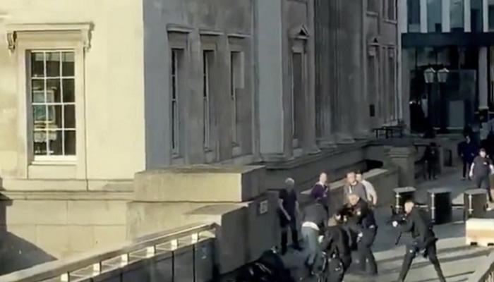شرطة لندن تتعامل مع منفذ حادث الطعن - رويترز