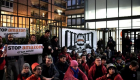 نشطاء بيئة يحتجون أمام مستودع أمازون في فرنسا