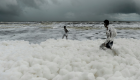 رغوة بيضاء تكسو شواطئ الهند.. مصدر جديد للتلوث