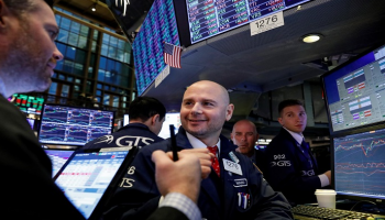 متعاملون أثناء التداول في بورصة نيويورك- رويترز