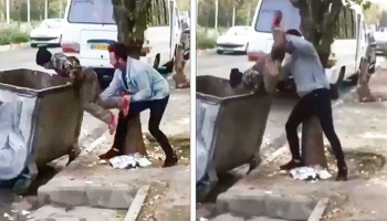 أحد الشابين يضع الطفل داخل حاوية القمامة