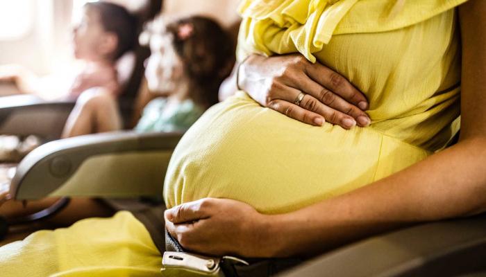 السيدة فاجأها المخاض على الطائرة خلال عودتها من قضاء عطلة