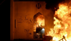 عراقيون يحرقون القنصلية الإيرانية بالنجف للمرة الثالثة