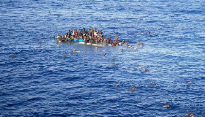 مهاجرون يصارعون الأمواج خشية الموت - أرشيفية
