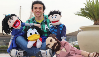 أبانوب مجدي مع الدمى الأربع