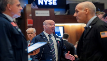 متعاملون أثناء التداول في بورصة نيويورك- رويترز