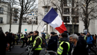 إضراب عمال النقل يغلق طرقا بفرنسا واشتباكات مع"السترات الصفراء"