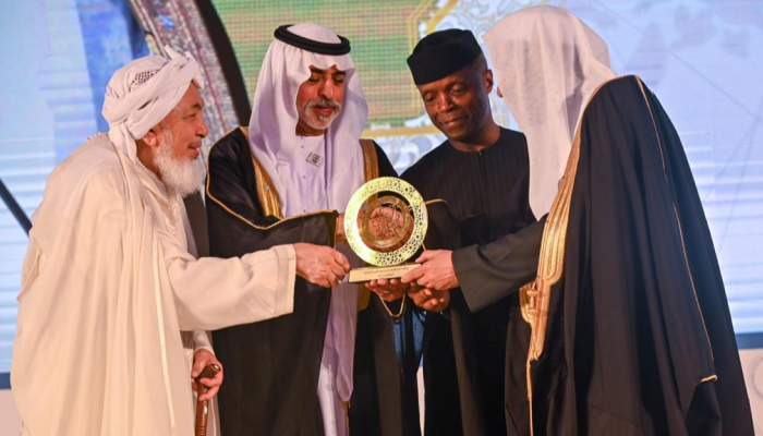 الدكتور محمد عبدالكريم العيسى يتسلم الجائزة