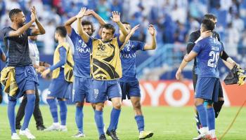 لاعبو الهلال السعودي يحيون جماهيرهم