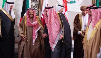 خادم الحرمين الشريفين وأمير الكويت خلال القمة الخليجية