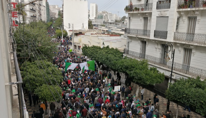 جانب من المظاهرة الرافضة لنتائج الانتخابات بالجزائر
