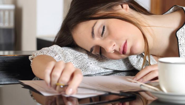 أسباب الخمول وكثرة النوم وكيفية التخلص منها