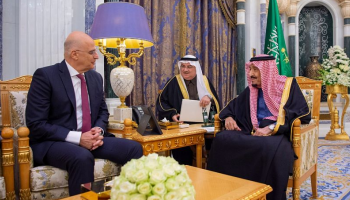 خادم الحرمين الشريفين يلتقي وزير الخارجية اليوناني