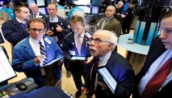 متعاملون أثناء التداول في بورصة نيويورك - رويترز