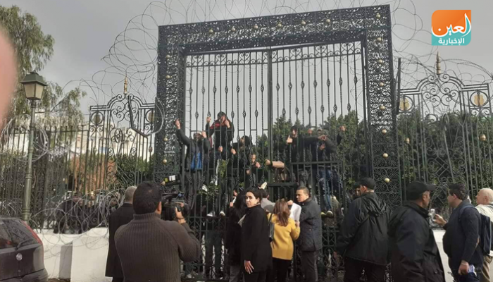 متظاهرون أمام البرلمان التونسي