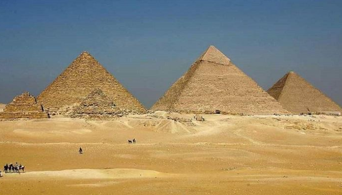 سحر الأهرامات يجتذب الزائرين في كل العصور