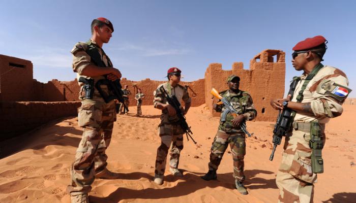 جنود نيجرية وفرنسية (فوج المشاة البحرية الثالثة) بحصن مداما في النيجر