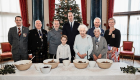 بمساعدة 3 أمراء.. ملكة بريطانيا تعد حلوى عيد الميلاد