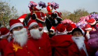 أفيال في زي "بابا نويل" توزع الهدايا على تلاميذ تايلاند