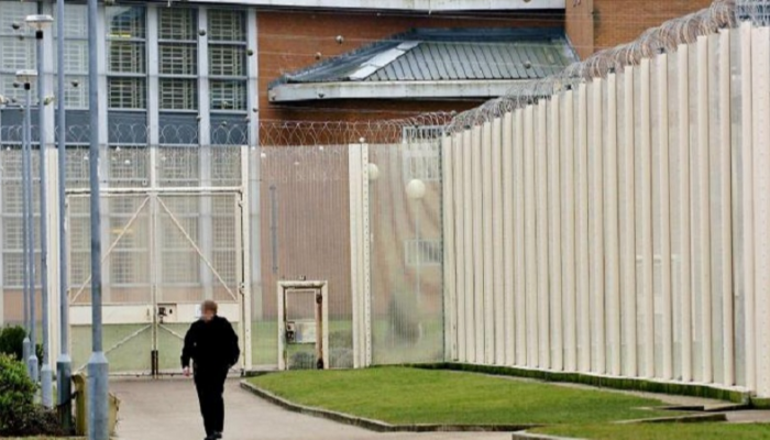 التايمز :  داعش  و القاعدة  يتصارعان لتجنيد نزلاء سجون بريطانيا