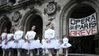France: Les danseuses de l’Opéra de Paris font grève en dansant sur le parvis
