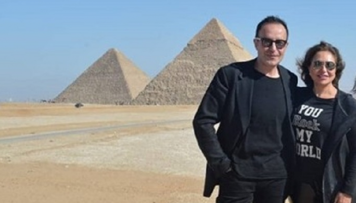 ليلى علوي برفقة المصمم العالمي أمام الأهرامات