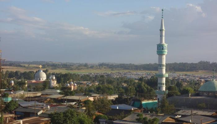 مسجد وكنيسة في مدينة 