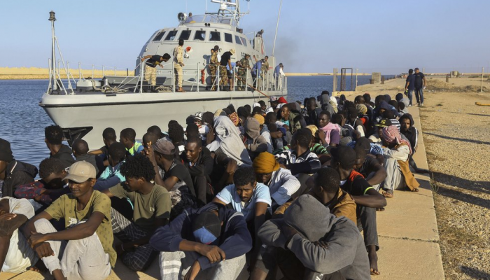 المهاجرون يعانون ظروفا صعبة في مركز الاحتجاز بليبيا