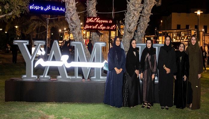 منى المري مع المشاركات في معرض "يمعه" بدبي