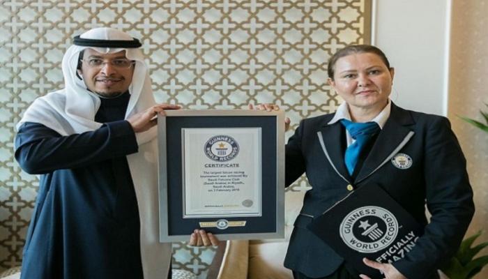أثناء تسلم شهادة دخول المهرجان إلى موسوعة