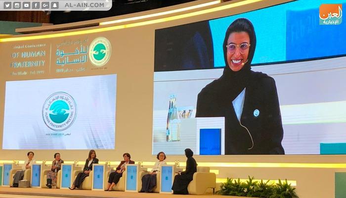 نورة الكعبي خلال حديثها في الجلسة