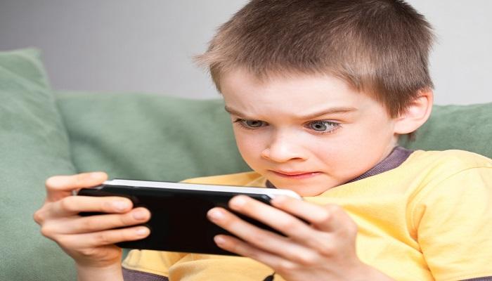 مهارات التواصل والحركة تتأثر بقضاء الصغار كثيرا من الوقت أمام الشاشات