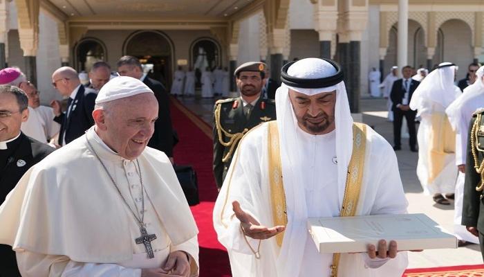 الشيخ محمد بن زايد يتسلم نسخة من وثيقة الأخوة من قداسة البابا فرنسيس