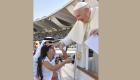 في لفتة إنسانية.. البابا فرنسيس يحتضن طفلة فاجأت موكبه