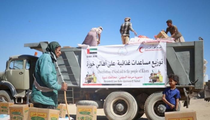 الهلال الأحمر الإماراتي يوزع مساعدات غذائية في شبوة اليمنية - أرشيفية