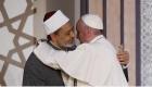 البابا فرنسيس وشيخ الأزهر يوقعان على كرة الأولمبياد الخاص التذكارية