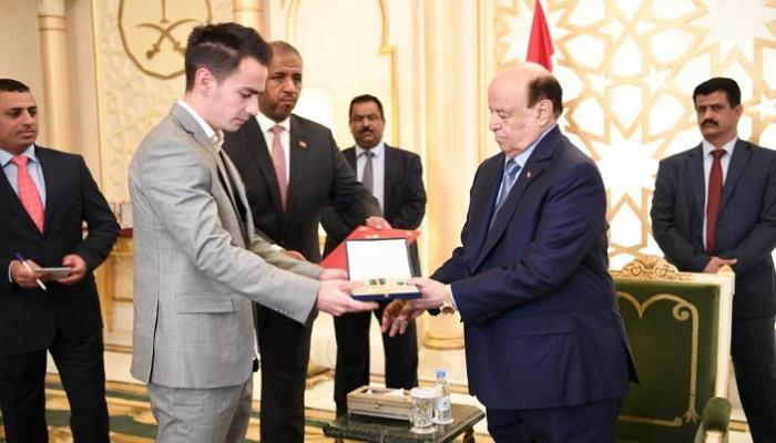 هادي يمنح وسام الواجب لأسر ضحايا الألغام