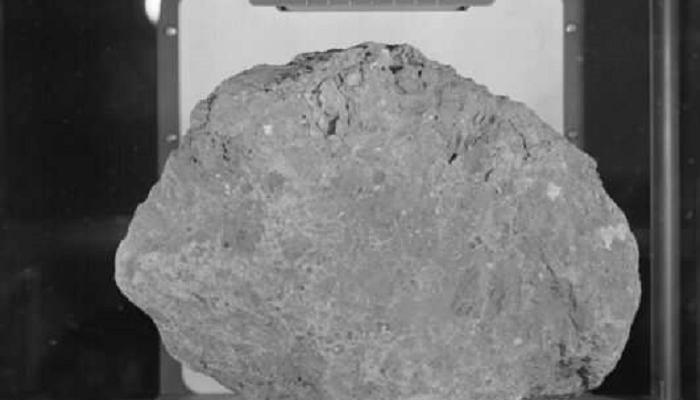 عينة من صخور القمر تم جمعها في مهمة أبولو 