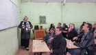 بعد فراق 50 عاماً.. جزائريون يكرّمون معلمتهم بحضور إحدى حصصها