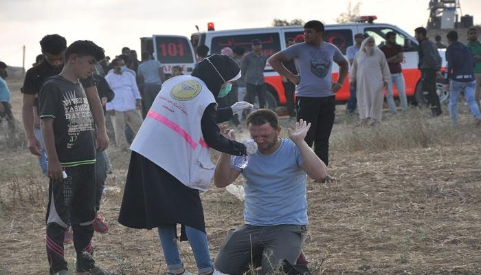 المسعفون المتطوعون على حدود غزة.. مهمة إنسانية معمدة بالدم