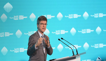 جيفري ساكس مدير مركز التنمية المستدامة في جامعة كولومبيا