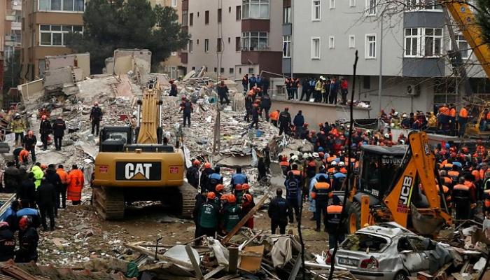 ارتفاع حصيلة انهيار مبنى في إسطنبول إلى 21 قتيلا